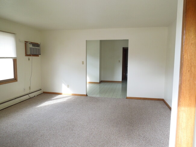 227 Plymouth St, Unit 5 in Le Mars, IA - Building Photo - Building Photo