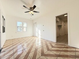 727 E 81st St in Los Angeles, CA - Building Photo