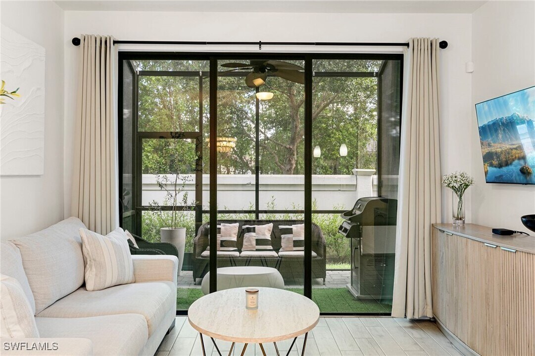 7622 Rockefeller Dr in Naples, FL - Foto de edificio