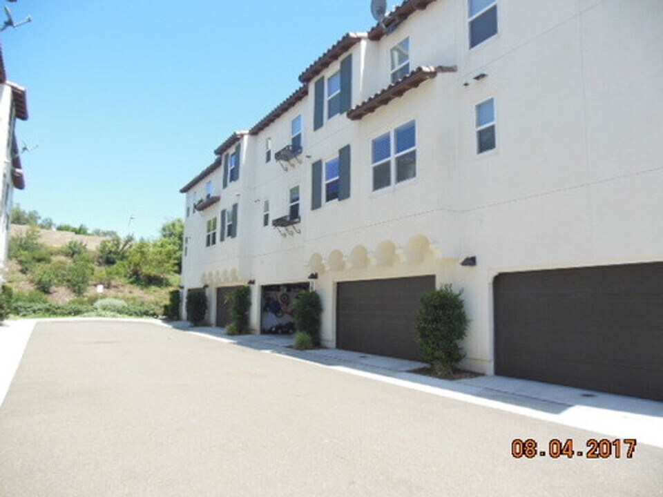 1875 Black Mustard Ln in Carlsbad, CA - Building Photo