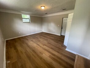 5247 Cleveland Rd in Jacksonville, FL - Foto de edificio - Building Photo