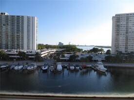 220 Kings Point Dr in Sunny Isles Beach, FL - Building Photo