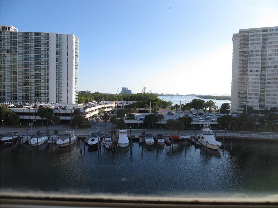 220 Kings Point Dr in Sunny Isles Beach, FL - Foto de edificio