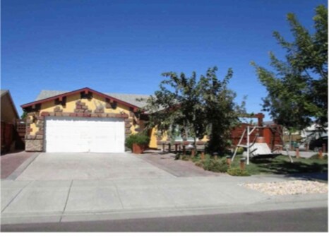 319 Las Palmas St in Los Banos, CA - Building Photo