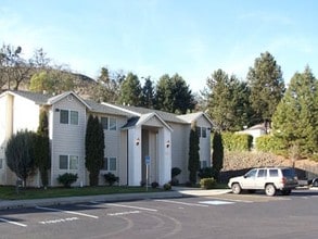 Warewood Village Apartments in Roseburg, OR - Foto de edificio - Building Photo