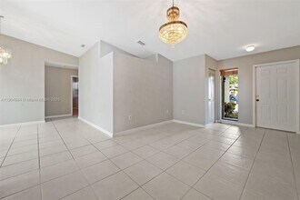 6654 NW 173rd Ln in Hialeah, FL - Building Photo - Building Photo