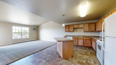 Custer Crossing & Ravenwood Apartments in Dickinson, ND - Foto de edificio - Building Photo