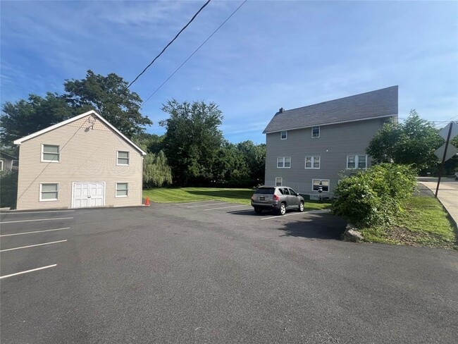 1225 E Main St in Shrub Oak, NY - Building Photo - Building Photo