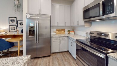 1000 Antoine Dr in Houston, TX - Building Photo - Building Photo