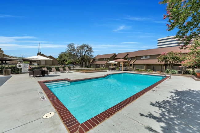 Watersong Villas Town homes & Apartments in Dallas, TX - Building Photo - Building Photo