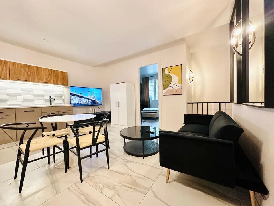 Furnished room/NOT APARTMENT in Brooklyn, NY - Building Photo