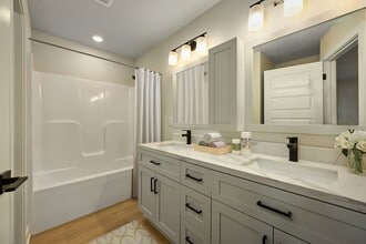 275 Persimmon Rd in Raymore, MO - Building Photo - Building Photo
