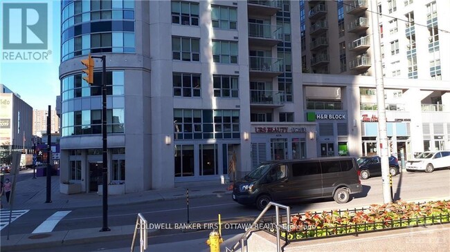 242-2242 Rideau St