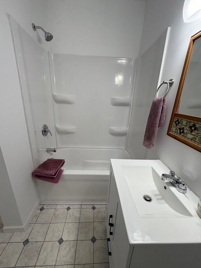 618 Dennis St, Unit Unit 1 in Adrian, MI - Building Photo - Building Photo