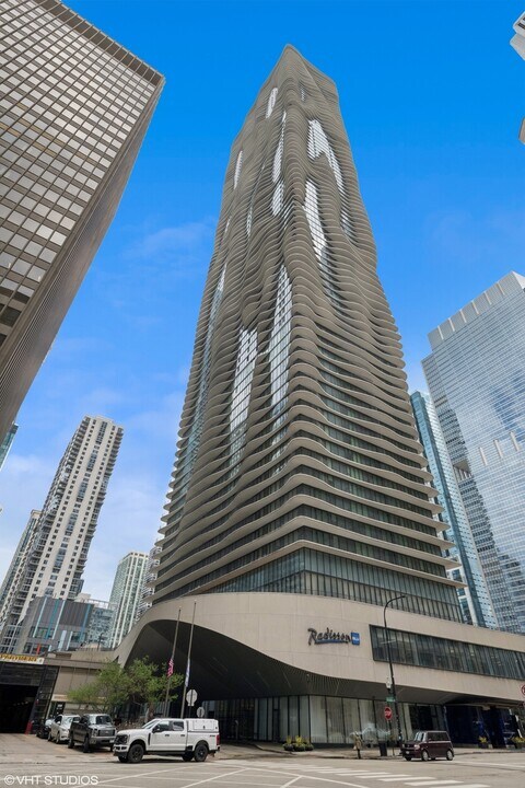 225 N Columbus Dr in Chicago, IL - Building Photo