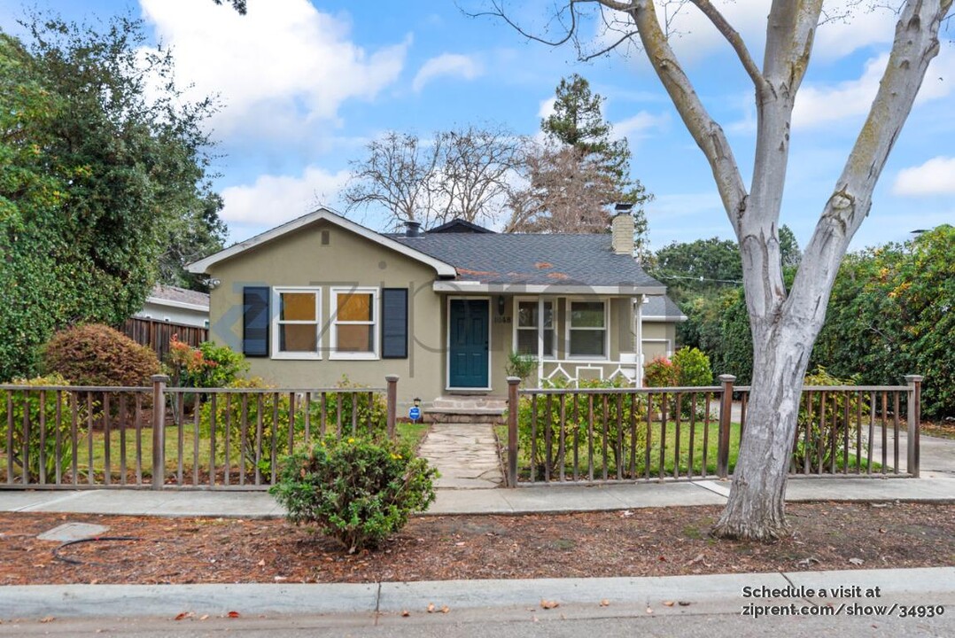 1048 Almanor Ave in Menlo Park, CA - Building Photo