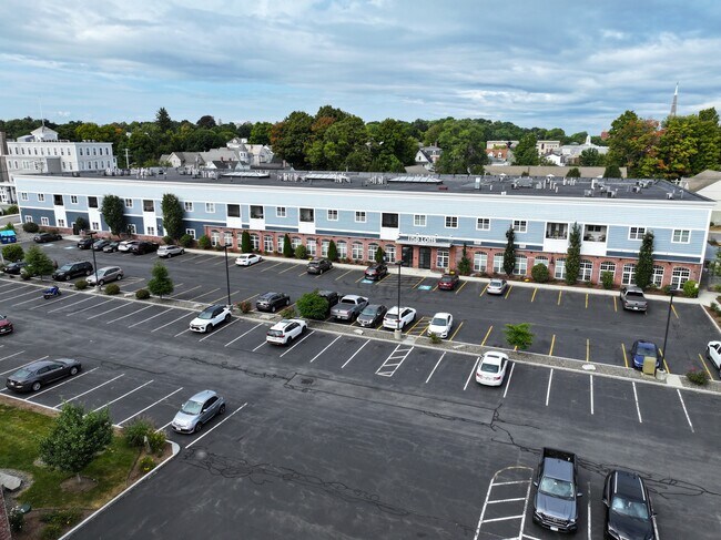 108 Adams St, Unit 202 in Leominster, MA - Building Photo - Building Photo