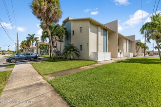 250 N Banana River Dr in Merritt Island, FL - Foto de edificio - Building Photo