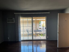 13744 Burbank Blvd in Los Angeles, CA - Building Photo - Building Photo