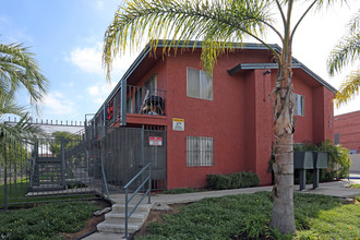 Villa Hermosa in San Diego, CA - Building Photo - Building Photo