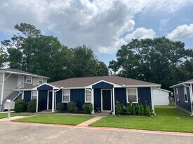 717 Cedar Bayou Rd, Unit 4 in Baytown, TX - Building Photo