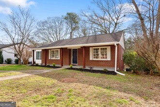 1370 Quarles Ave SE in Smyrna, GA - Foto de edificio - Building Photo