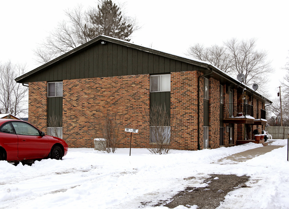 8200 Linden St in Rockford, MN - Building Photo