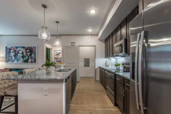 Evolve Champions in Houston, TX - Foto de edificio - Interior Photo