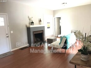 5916 SE Knapp St in Portland, OR - Building Photo - Building Photo