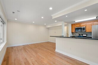55 Gerry Rd in Chestnut Hill, MA - Foto de edificio - Building Photo