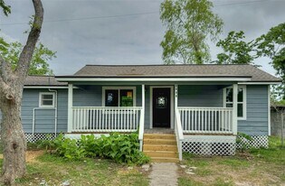 9006 Elm St in Hitchcock, TX - Building Photo