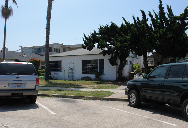 PACIFIC BEACH - 5 UNITS in San Diego, CA - Building Photo - Building Photo