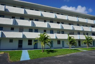 1701 NE 191st St in Miami, FL - Building Photo
