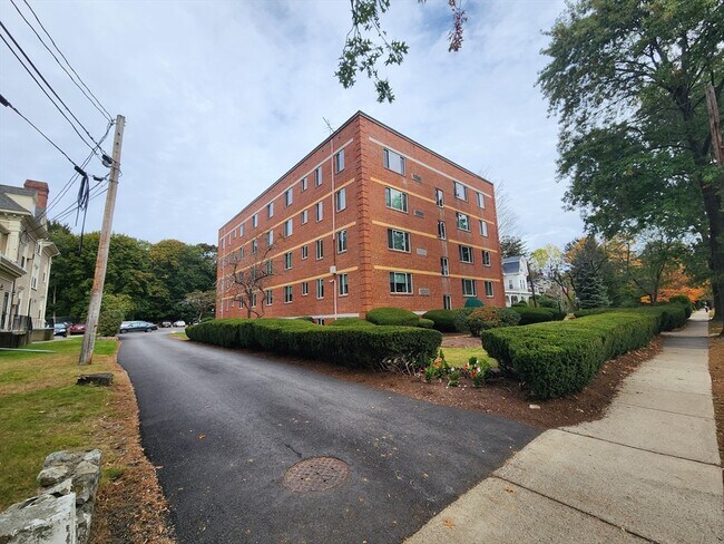 125 Pleasant St in Arlington, MA - Building Photo - Building Photo