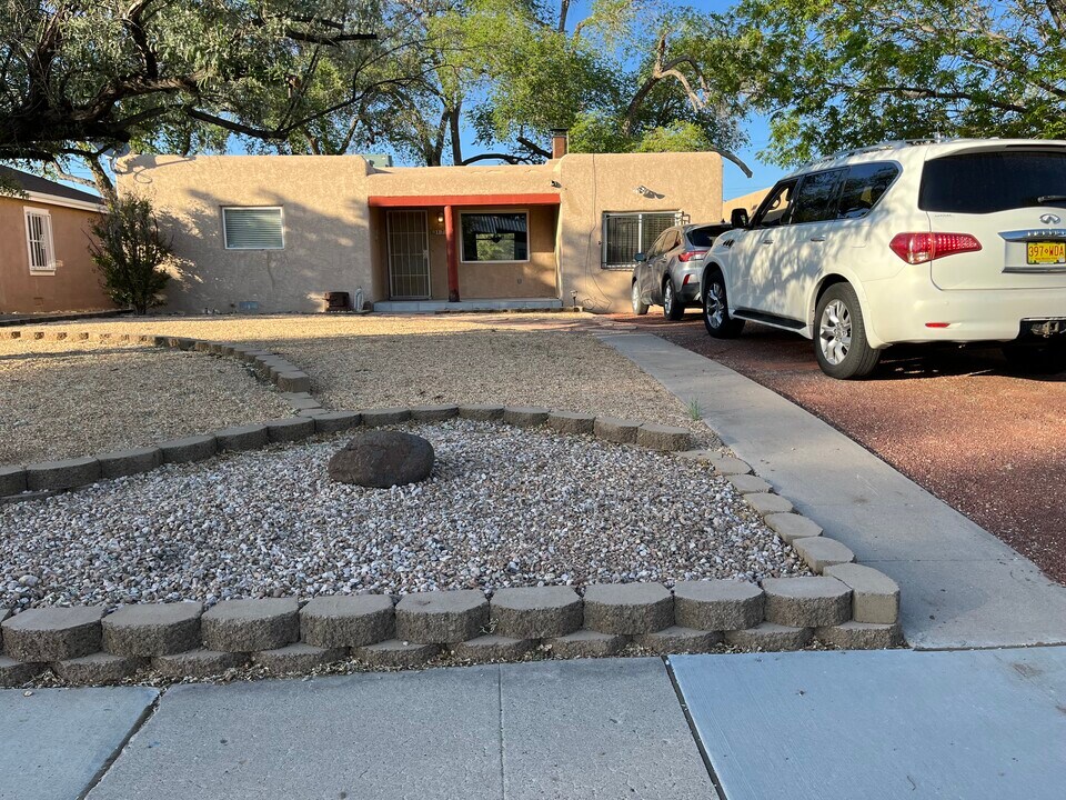 1706 Ridgecrest Dr SE in Albuquerque, NM - Building Photo
