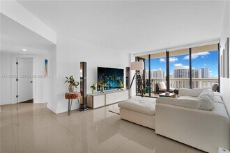 1000 E Island Blvd in Aventura, FL - Foto de edificio - Building Photo