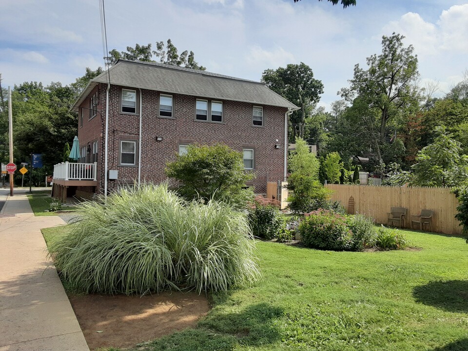 110 E Waverly Rd in Glenside, PA - Building Photo