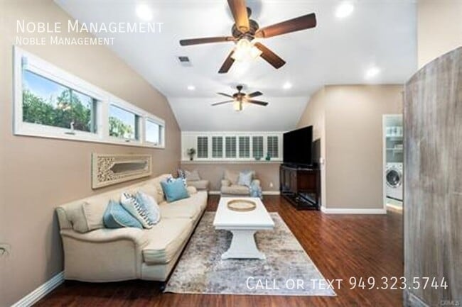 327 N Harwood St in Orange, CA - Foto de edificio - Building Photo