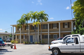 Middle River Apartments in Fort Lauderdale, FL - Building Photo - Building Photo