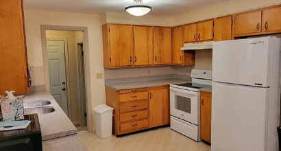 63 Oakley St in Portland, ME - Building Photo - Building Photo