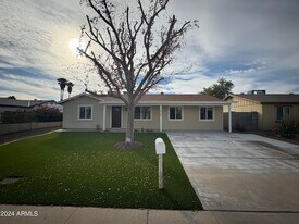 3615 E Janice Wy in Phoenix, AZ - Foto de edificio - Building Photo