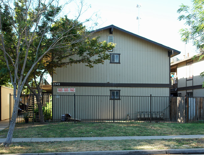 2545 W Fountain Way in Fresno, CA - Building Photo - Building Photo