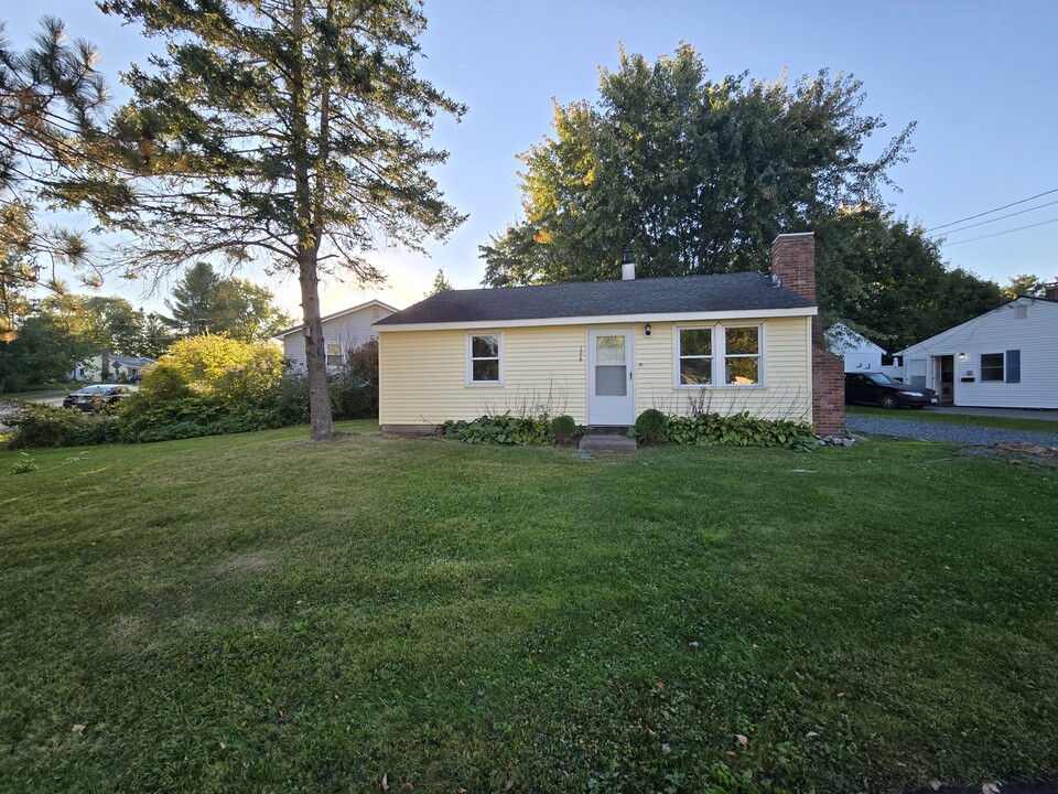 196 Falvey St in Bangor, ME - Foto de edificio