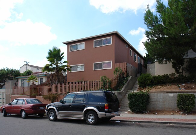 4056 Estrella Ave in San Diego, CA - Building Photo - Building Photo