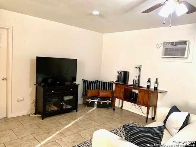 1511 W Ashby Pl in San Antonio, TX - Building Photo - Building Photo