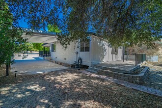 30645 Hume Canyon Rd in Santa Clarita, CA - Foto de edificio - Building Photo