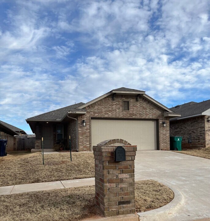 19804 Barrister Cir in Edmond, OK - Building Photo