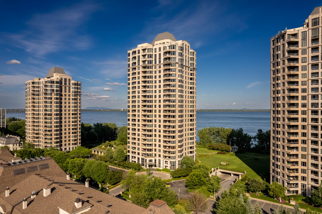 200 des Sommets Av in Montréal, QC - Building Photo