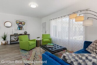 6736 Woodley Ave in Los Angeles, CA - Foto de edificio - Building Photo