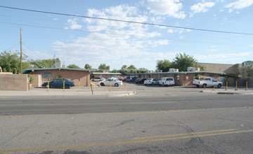 260 E Wetmore Rd in Tucson, AZ - Foto de edificio - Building Photo